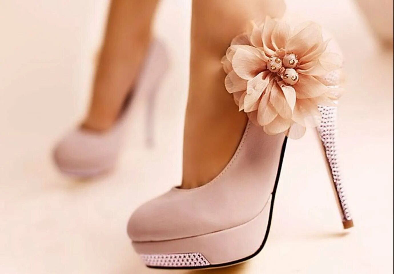 High heels blonde. Красивые туфли. Туфли женские. Шикарные туфли. Цветы в туфле.