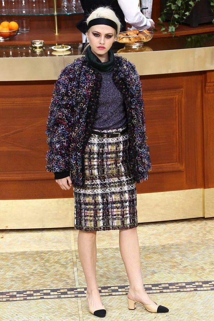 Коллекция шанель осень зима 2018 2019. Шанель 2023 осень зима. Chanel осень зима. Шанель коллекция осень зима 2021. Сапоги шанель зима 2022 2023.