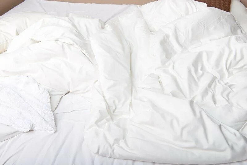 Кровать с белой простыней. Кровать с одеялом вид сверху. Кровать с белым постельным. Мятая кровать. До скрытых встреч на мятых простынях