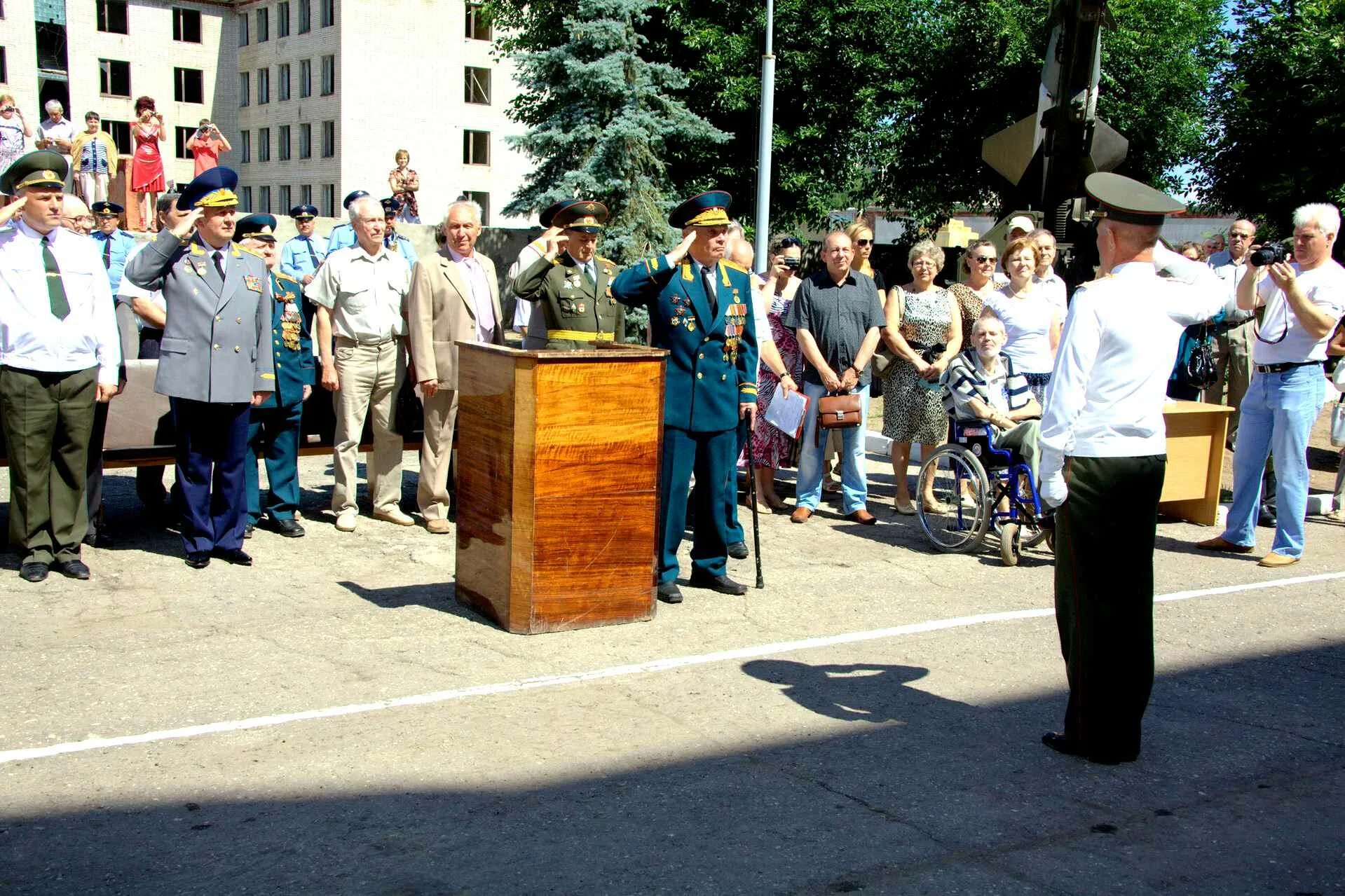 Высшее зенитное ракетное училище. ЭВЗРКУ Энгельс выпуск 1977. Энгельсское высшее зенитное ракетное командное училище ПВО. Энгельс училище ПВО. Выпускники ЭВЗРКУ ПВО.