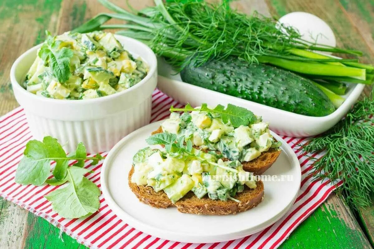 Яйца с зеленью рецепт. Салат с зеленью и яйцом. Салат с зелёным луком и яйцом. Зелень для салатов. Завтрак с зеленым луком.