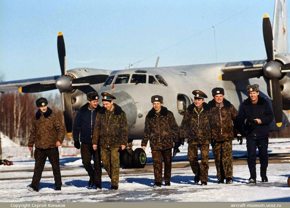 экипаж ан 24 ставрополь 1997. анатолий квочур и магомед толбоев. ан-26 экипаж состав. экипаж ан 24. высина самолета.