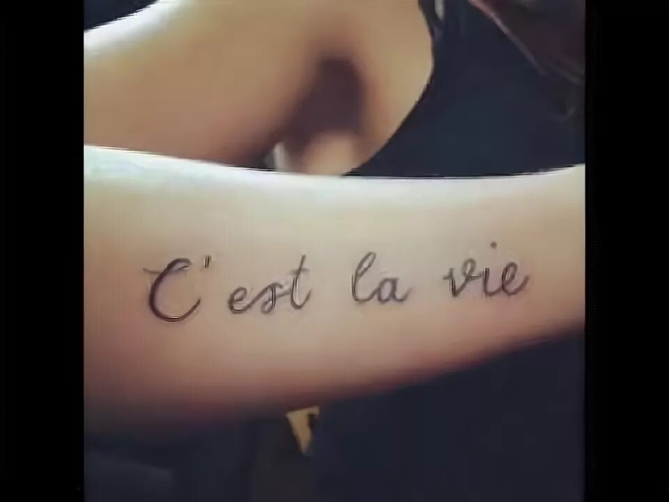 Как переводится се ля. Селяви тату. Татуировка се ля ви мужская. Надпись Селяви тату. C'est la vie Татуировка.