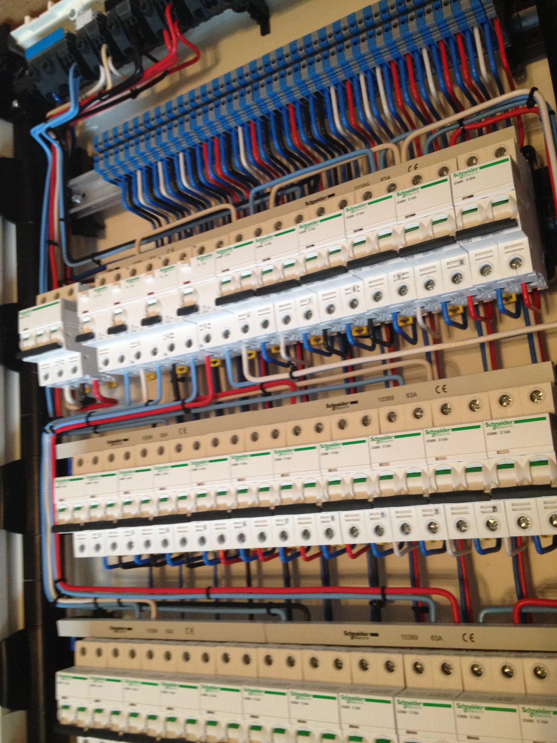 Трехфазный щит констартстудио. Защитные панели в электрощитах. Проектирование электрощитов. Сборка электрощита. Проектирование электрических щитов.