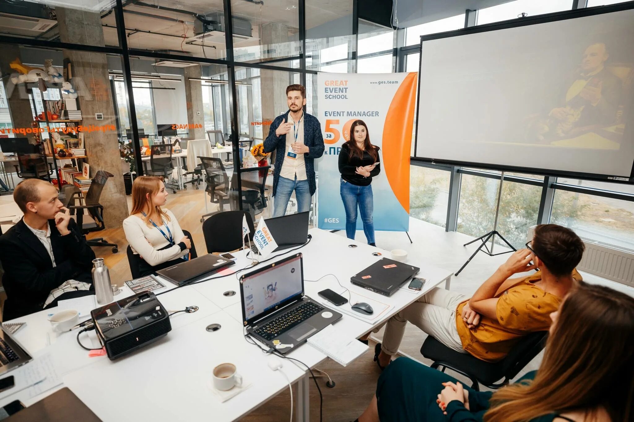 корпоративное общение. молодые бизнесмены. деловая встреча. мужчина руководитель. агентство менеджеров.