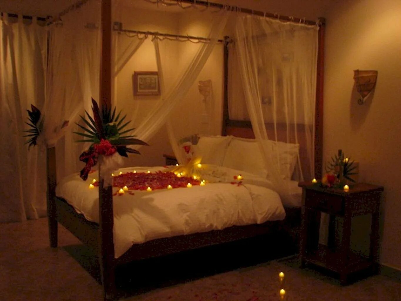 Как называется первая брачная ночь. Спальня для молодоженов. Кровать для брабрачной ночи. Кровать для брачной ночи. Кровать с балдахином.