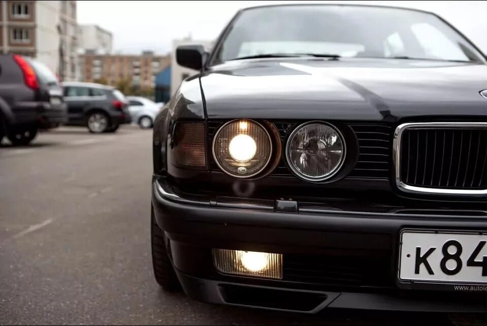 Хелла е34. BMW e34 HELLA. BMW e32 HELLA Black. BMW e34 глазки. BMW e34 Black фары.