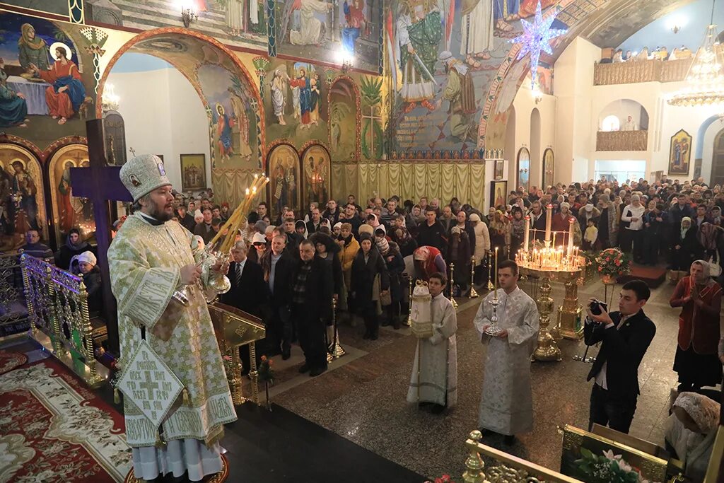 самсонов служит в храме. знаменский кафедральный собор кемерово внутри. знаменский собор кемерово внутри. служба в соборе кемерово. служба в соборе кемерово.