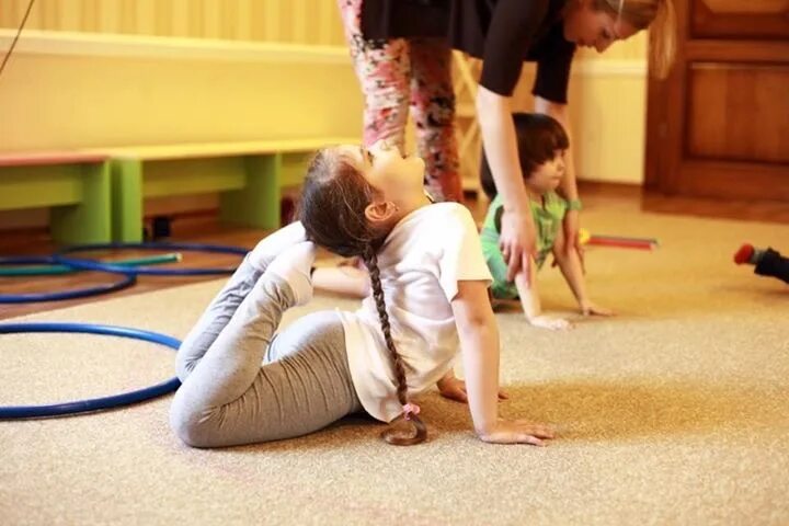 Активная гибкость дети. Гибкость в доу. Упражнения на гибкость в доу. Гибкость у детей дошкольного возраста. Фитнес с малышом.