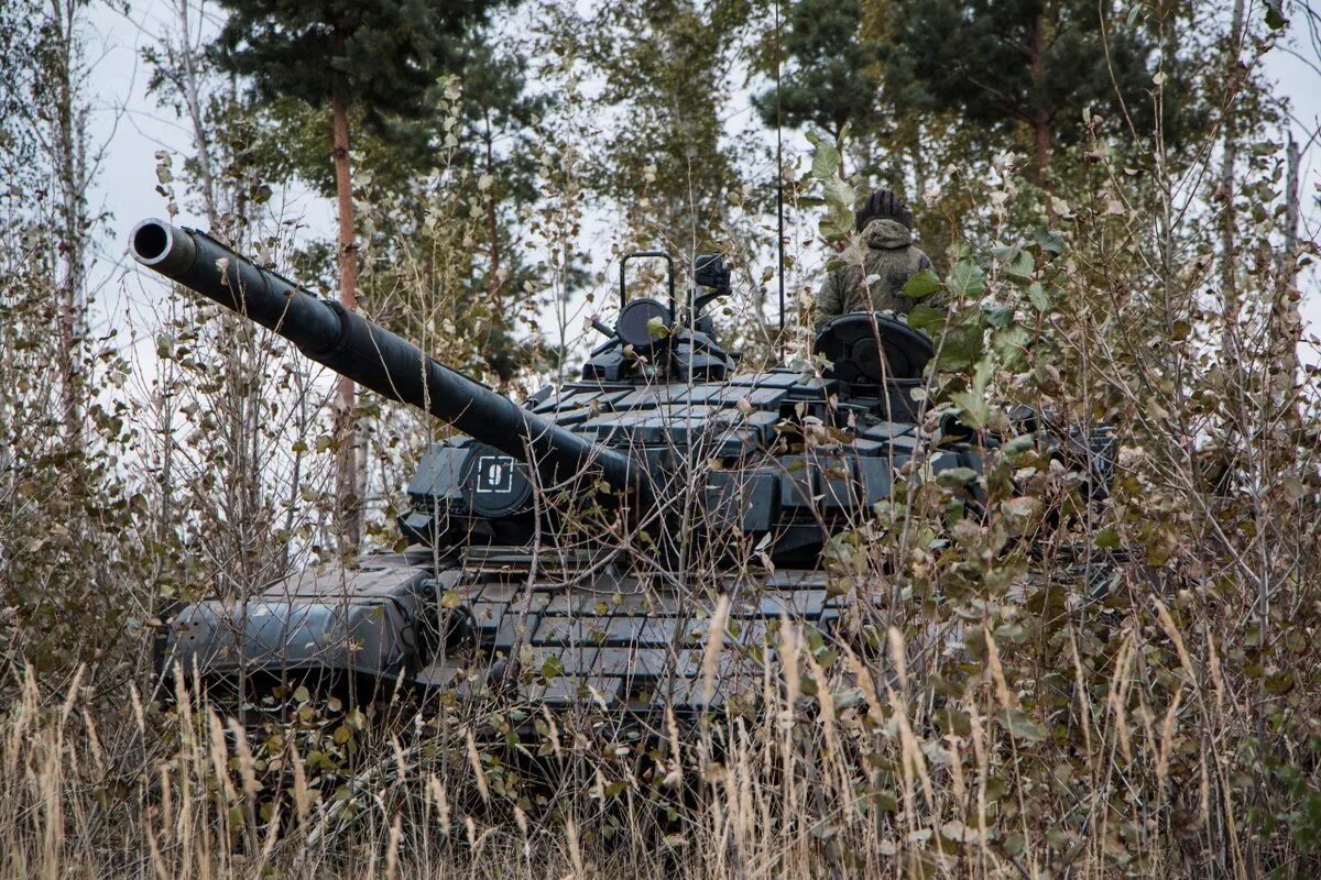 Тигр в засаде мем. Т-72б1. Танк т 90 в засаде. Танк т-72 с маскировочной сеткой.... Танкисты в засаде т72 б3.