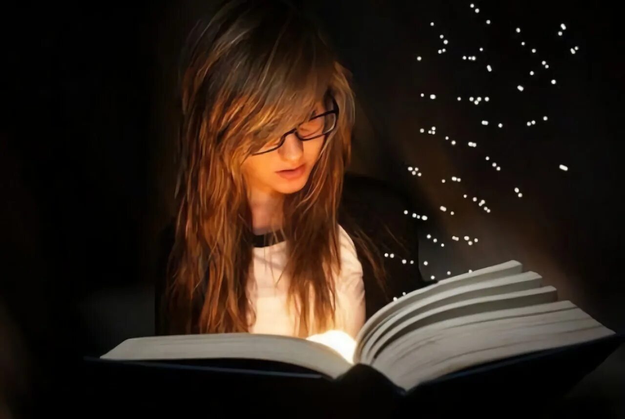 Девочка читала интересную книгу. Девушка с книгой. Чтение на ночь. Девушка в библиотеке. Фотосессия с книгой.