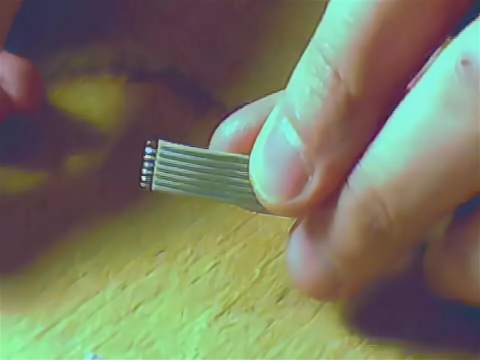 Зачистить плоский шлейф. Зачистка шлейфа. Зачистить плоский шлейф. Шлейф гибкий пленочный приклеить к дисплею. Зачистка гибкого шлейфа.