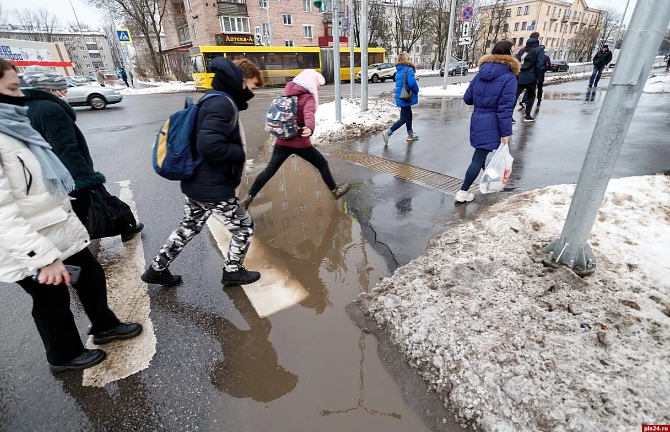 Человек растаял. Слякоть на улице. Таяние снега. Тает снег. Лужи на улицах Пскова.