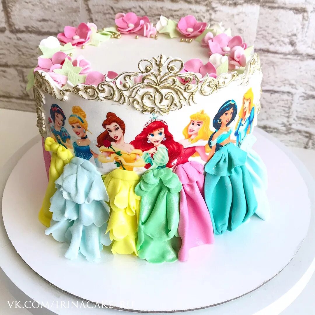 Торт для девочки с принцессой. Торт принцессы Уолт Диснея. Торт принцессы Диснея замок корона. Торт с принцессами для девочки. Торт с принцессами Диснея.