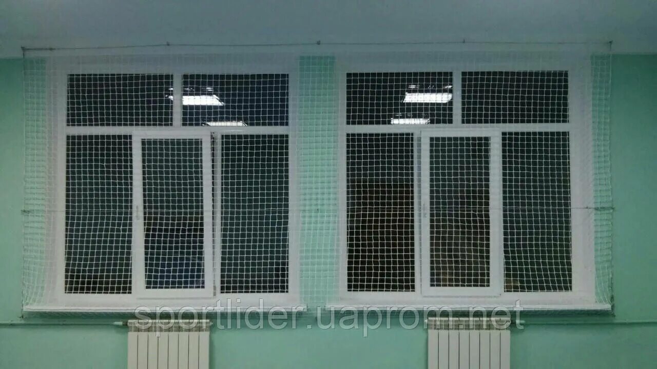 Сетка заградительная 100х100 3. Окна в спортзале школы. Белая безузловая 4м. Сетка для защиты окон в спортзалах. Сетка заградительная 100х100 для футбольного поля уличная.