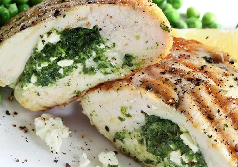 Куриные рулетики с сыром и зеленью. Куриное филе с фетой. куриная грудка фаршированная фетой. грудка фаршированная шпинатом и сыром. куриные рулетики со шпинатом и сыром.