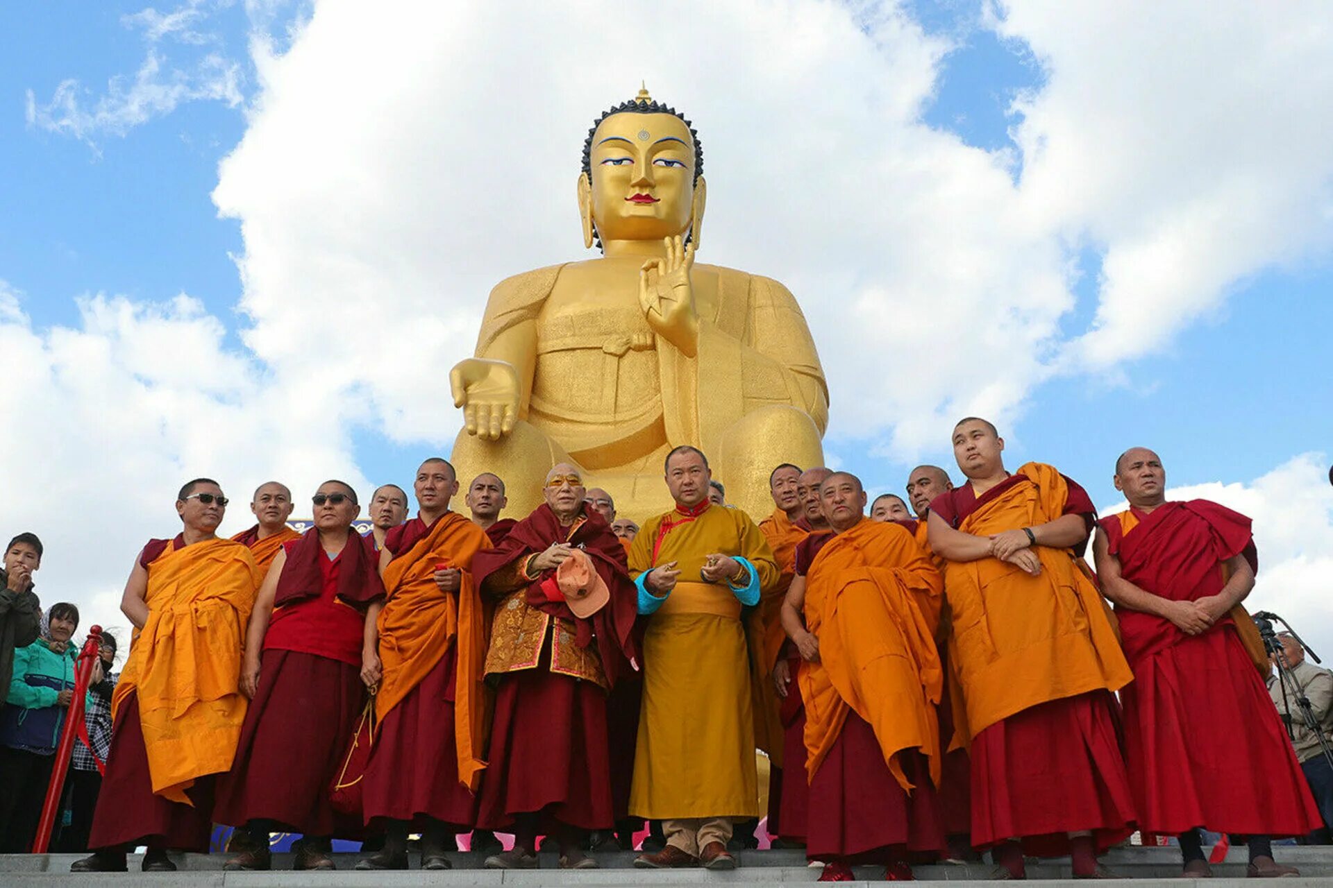 Население буддистов. Лагань Будда. Будда Майтрейя Калмыкия статуя. Шакьямуни Калмыкия статуя. Будда в Калмыкии в Лагани.