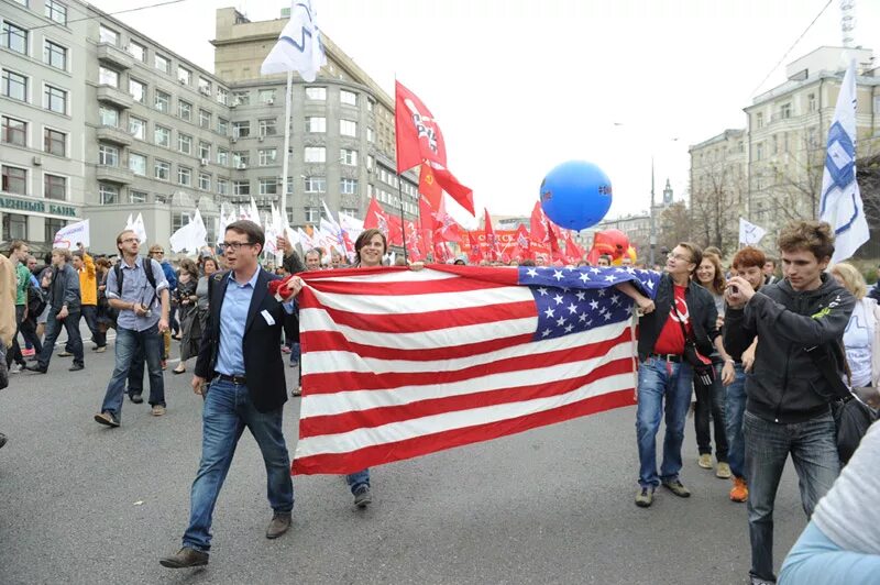 Посольство сша экстремисты. Либеральный митинг. Оппозиционеры в Америке. Оппозиционный флаг России. Современная оппозиция.