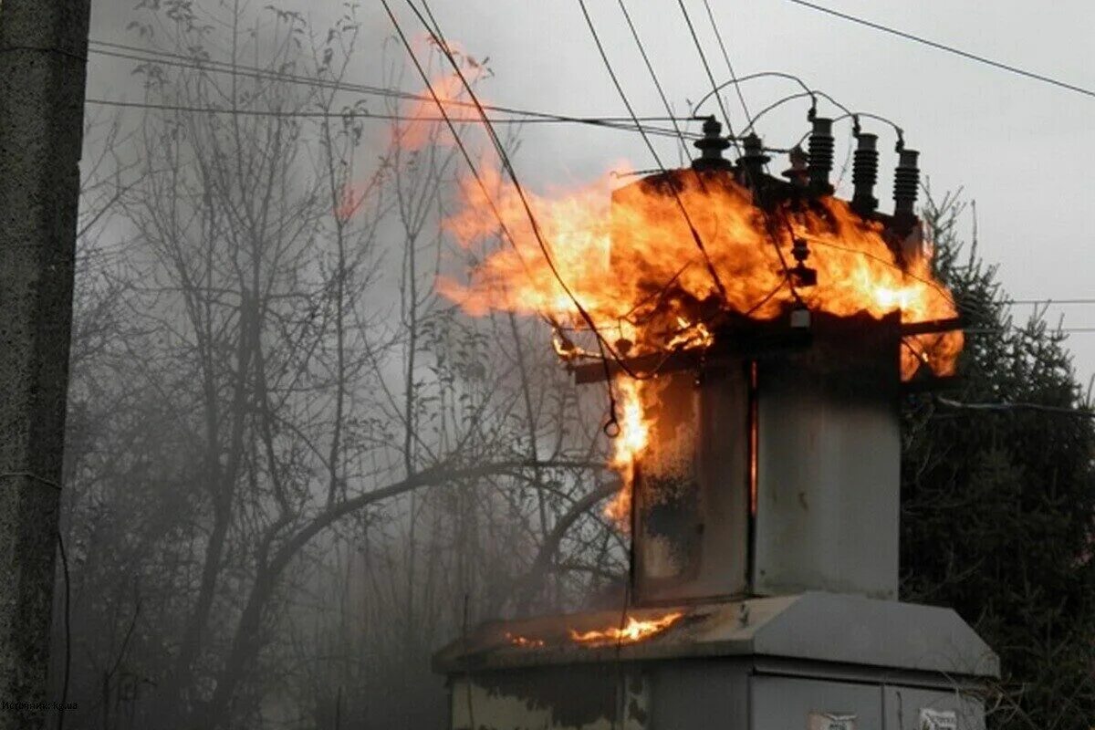 Поджог трансформатора. Пожар стали трансформатора. Авария на подстанции. Пожар трансформатора на подстанции. Поджог трансформатора.