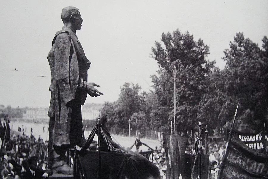 Петербург 1921 год. Памятник Володарскому 1918. Памятник Володарскому в Санкт-Петербурге. Памятник Володарскому в Петрограде. Володарский революционер памятник.