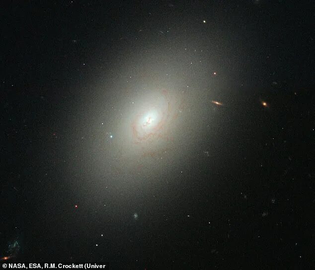 Эллиптические Галактики е5. Эллиптическая Галактика м87 в созвездии Девы. Elliptical Galaxy m87. Гигантская эллиптическая Галактика NGC 1316. Комета понса брукса 2024 фото