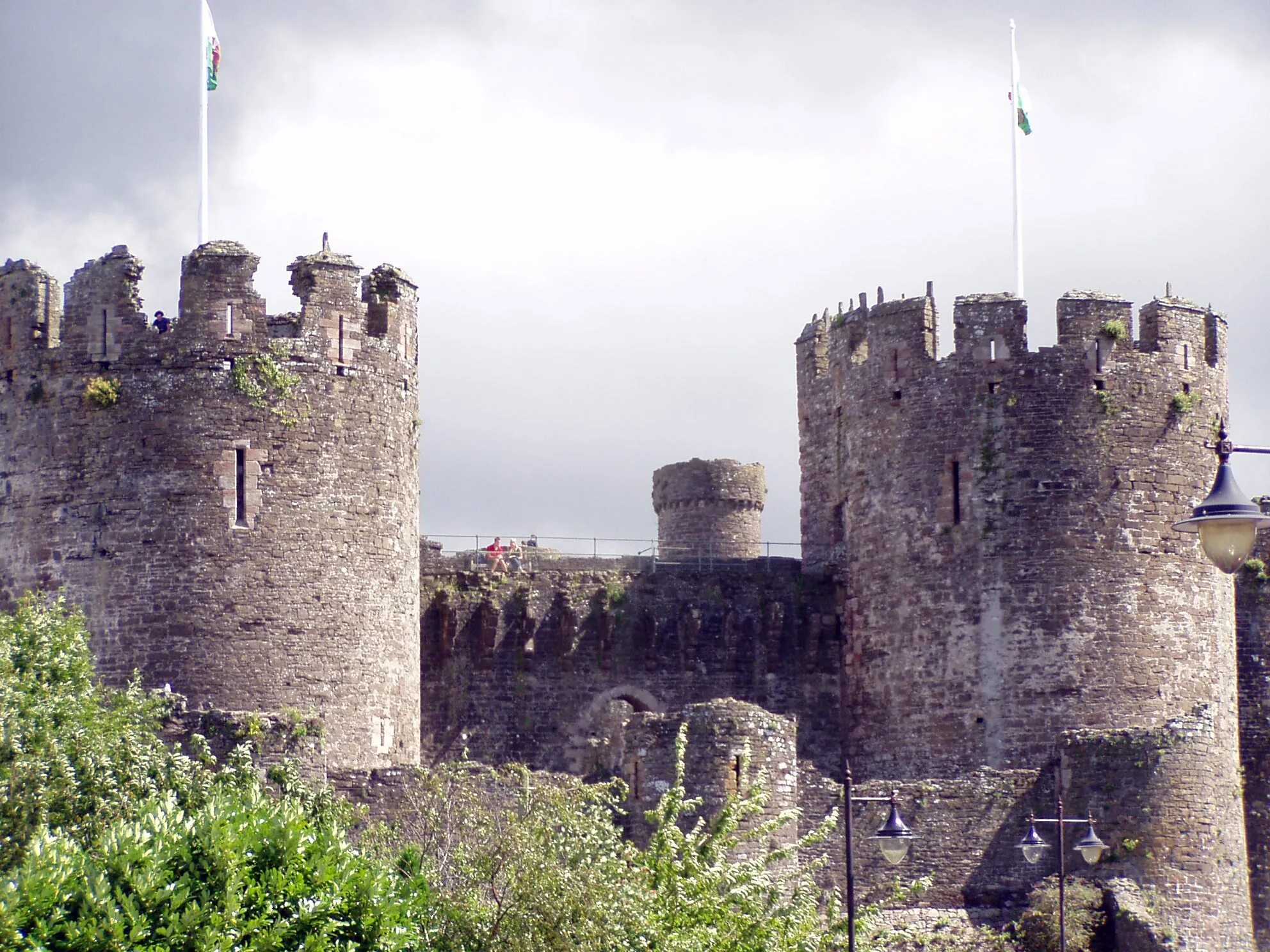 Башни пал. Stone Castle (каменный замок). Замок башня Уэльс. Средневековый замок Тауэр. Замок Конви.
