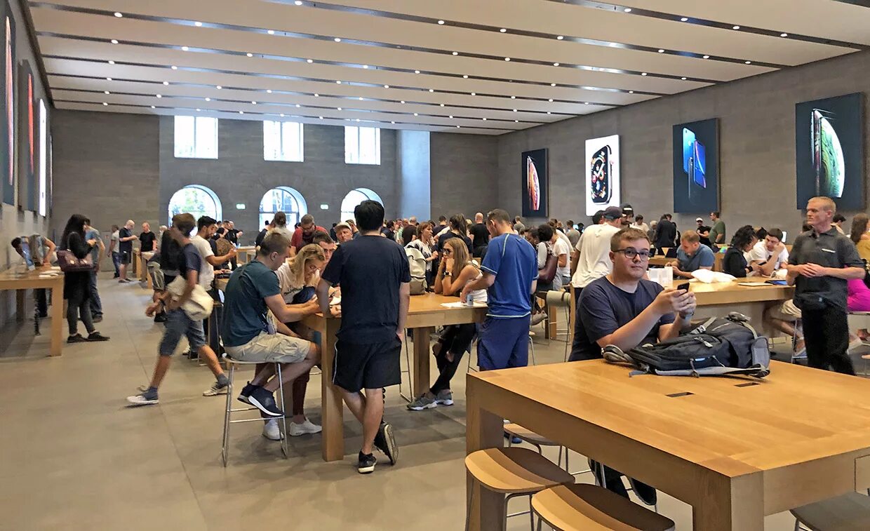 Цум айфоны. Apple store цум. apple в цуме москва. магазин эпл в берлине. фирменный магазин apple в цуме.