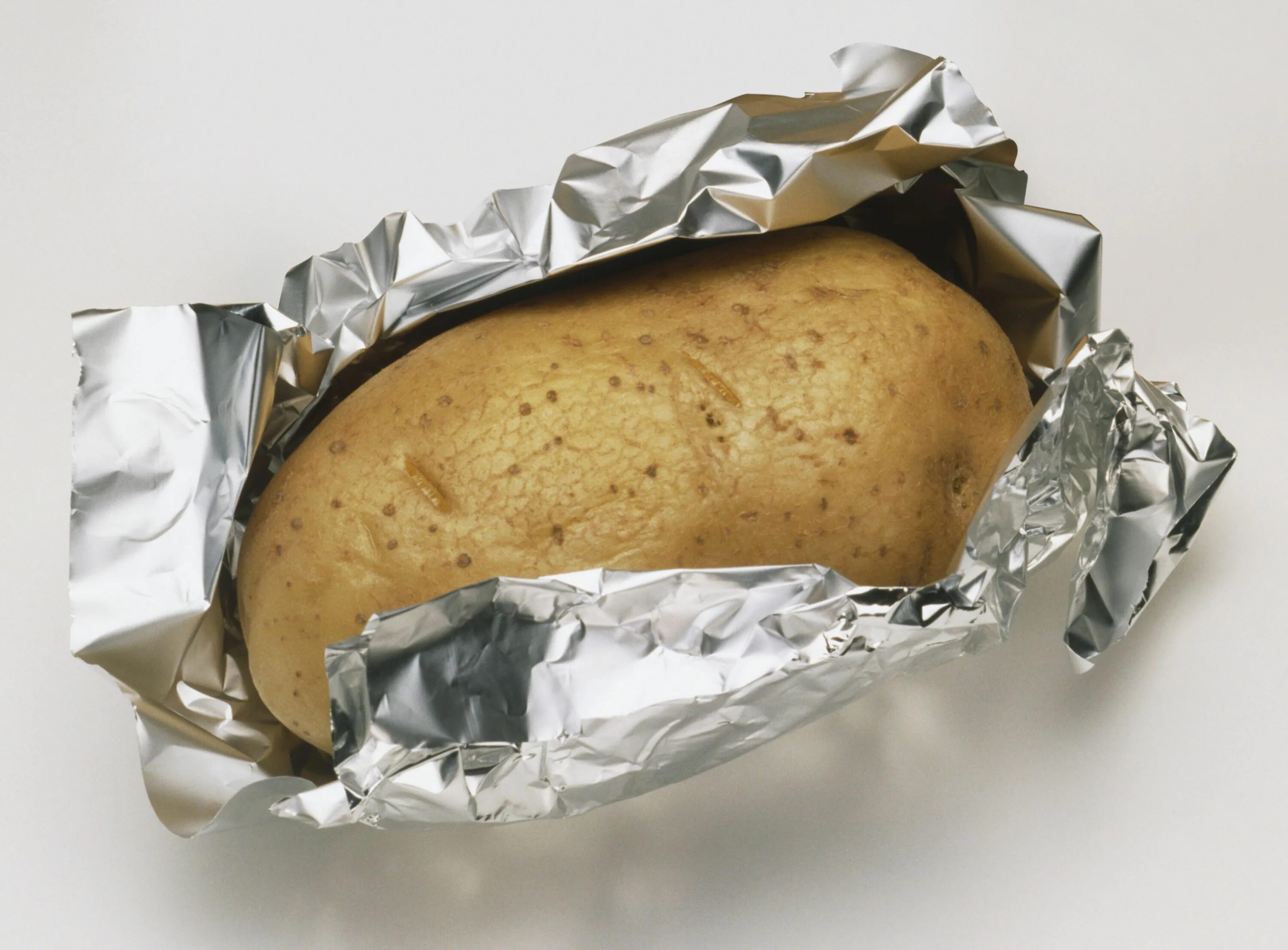 Картошка в кожуре в фольге. Картошка в фольге. Печеная картошка в фольге. Картофель запеченный в фольге. Картошка в фольге в духовке.