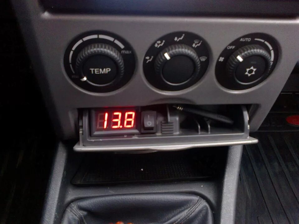 Вольтметр приора 1. Вольтметр цифровой приора. Вольтметр ваз 2170. Вольтметр цифровой приора. Вольтметр 2170.