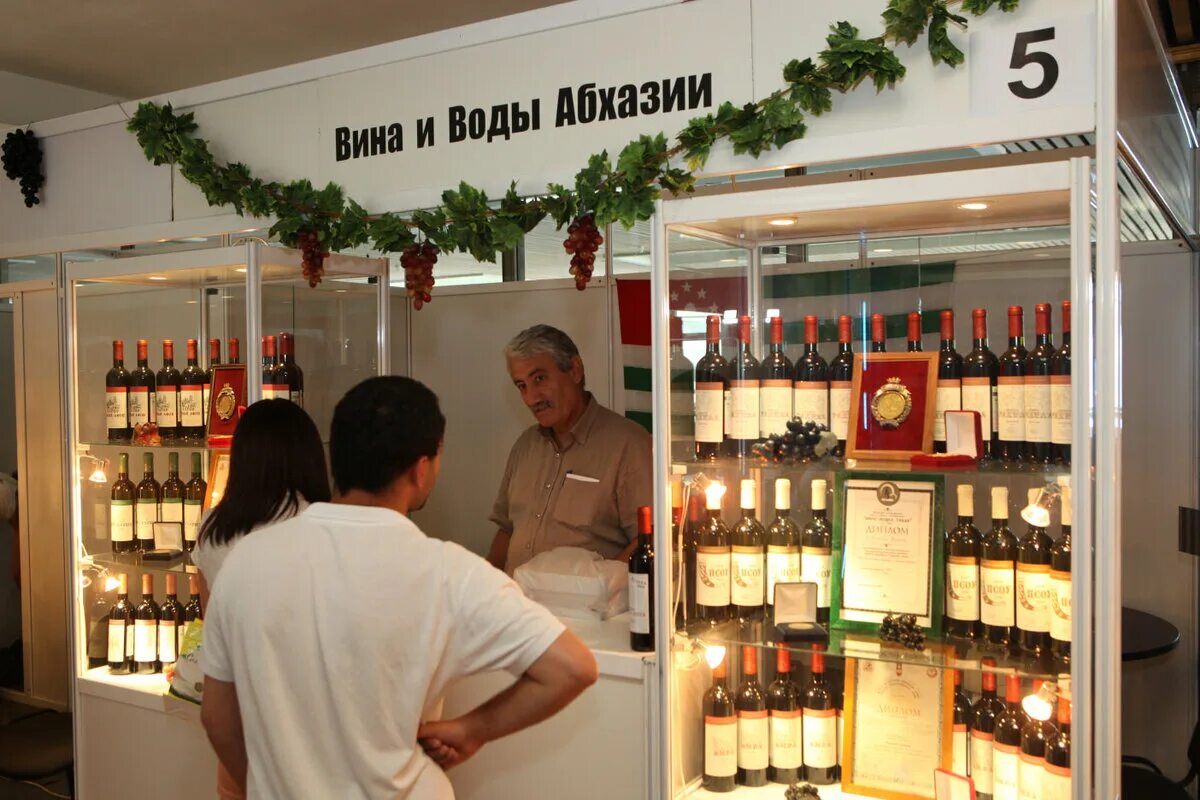 Завод вина в Абхазии. Винная фабрика Абхазия. Винный завод в Абхазии. Винный магазин Абхазия. Гагры вино