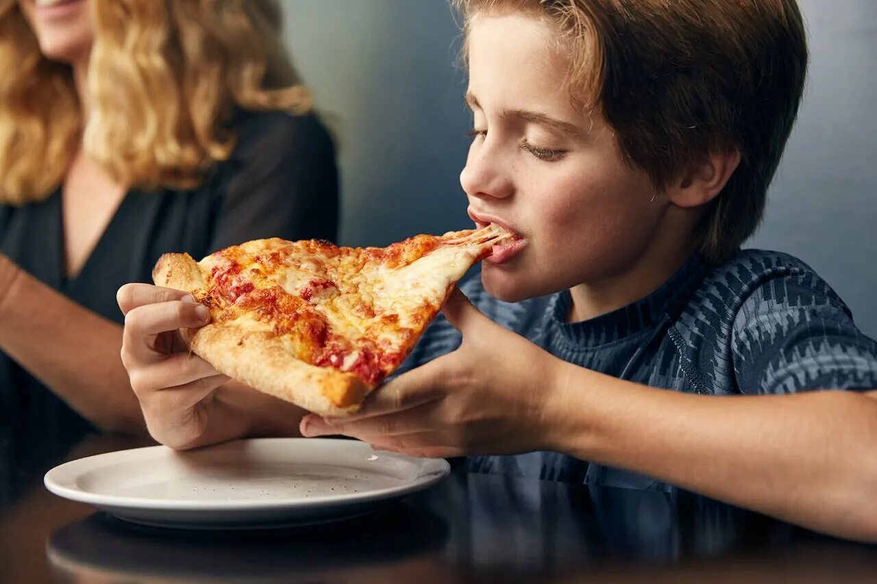 Люди едят детей. Пицца для детей. Дети и фаст фуд. Подростки с фастфудом. Люди в пиццерии.