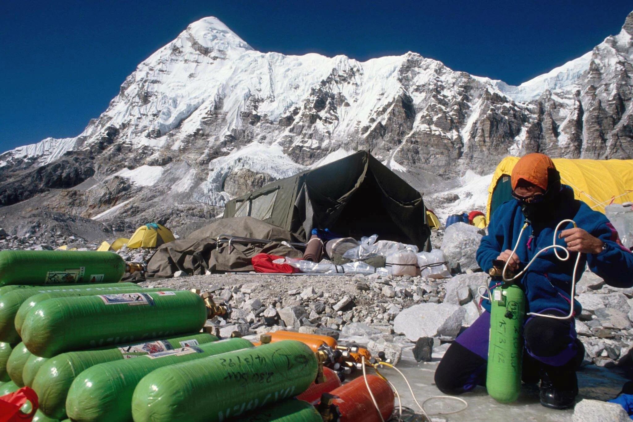 Горная болезнь где. Эверест , Памир. Непал восхождение на Эверест. Баллоны кислорода на Эвересте.