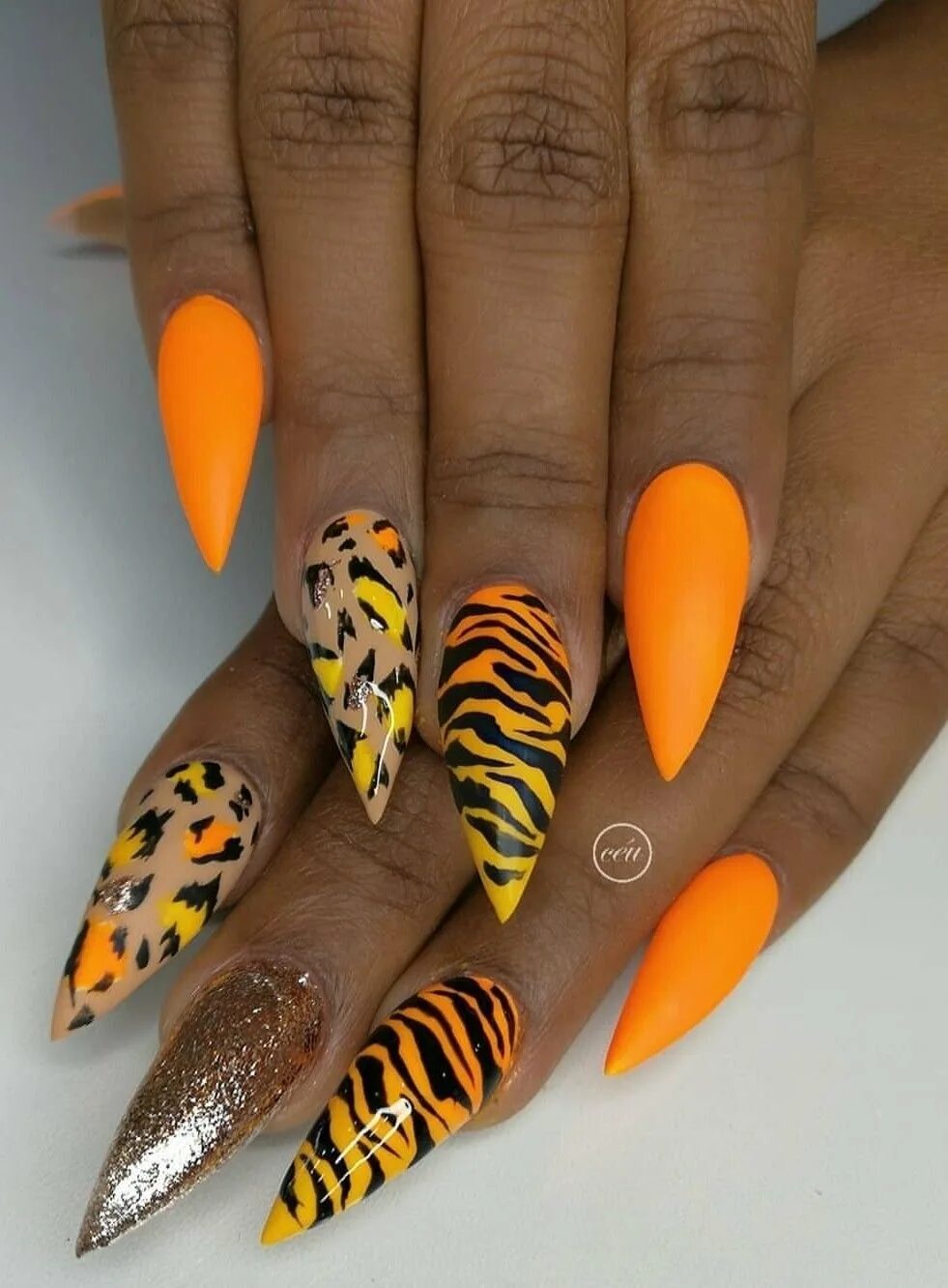 Тигровые ногти дизайн. Дизайн ногтей острые яркие. Оранжевые ногти. Тигровый маникюр на длинные ногти. Длинные оранжевые ногти.