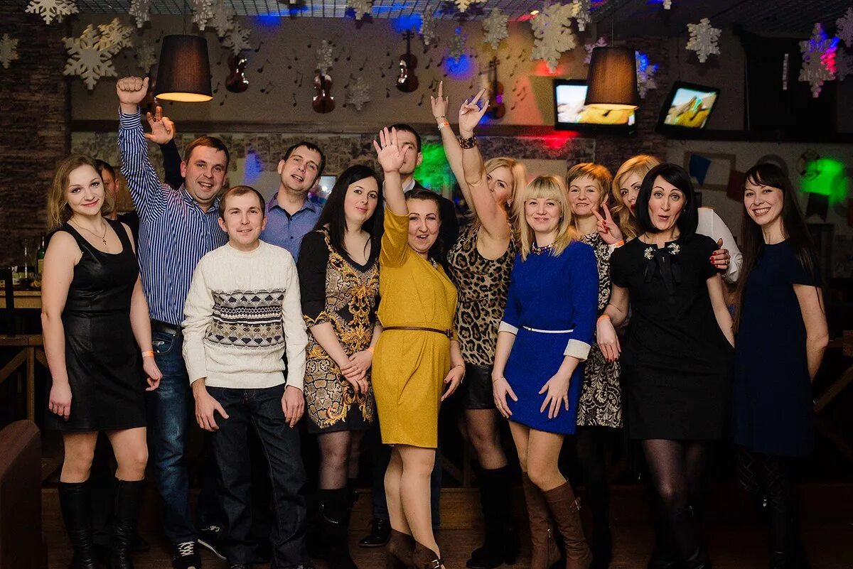 Парень знакомится с девушкой. Веселая компания за столом. Встреча выпускников. Наряды для встречи выпускников в ресторан. Встреча выпускников вечеринка.