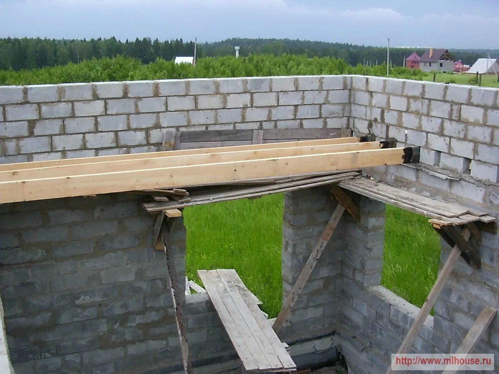 Балки перекрытия под газобетон. Армопояс и ригель. Лаги перекрытия в доме из газобетона. Армопояс арболит. Балки перекрытия на газобетон.