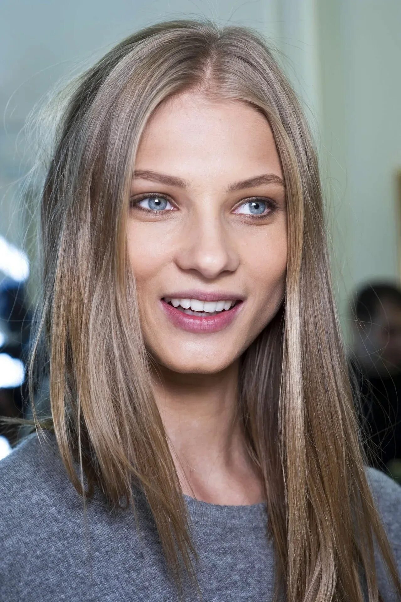 Русый цвет фото. Dark Ash blonde цвет волос. Хлоя Куллу. Пепельный миллиривинь. Кара Делевинь пепельный блонд.