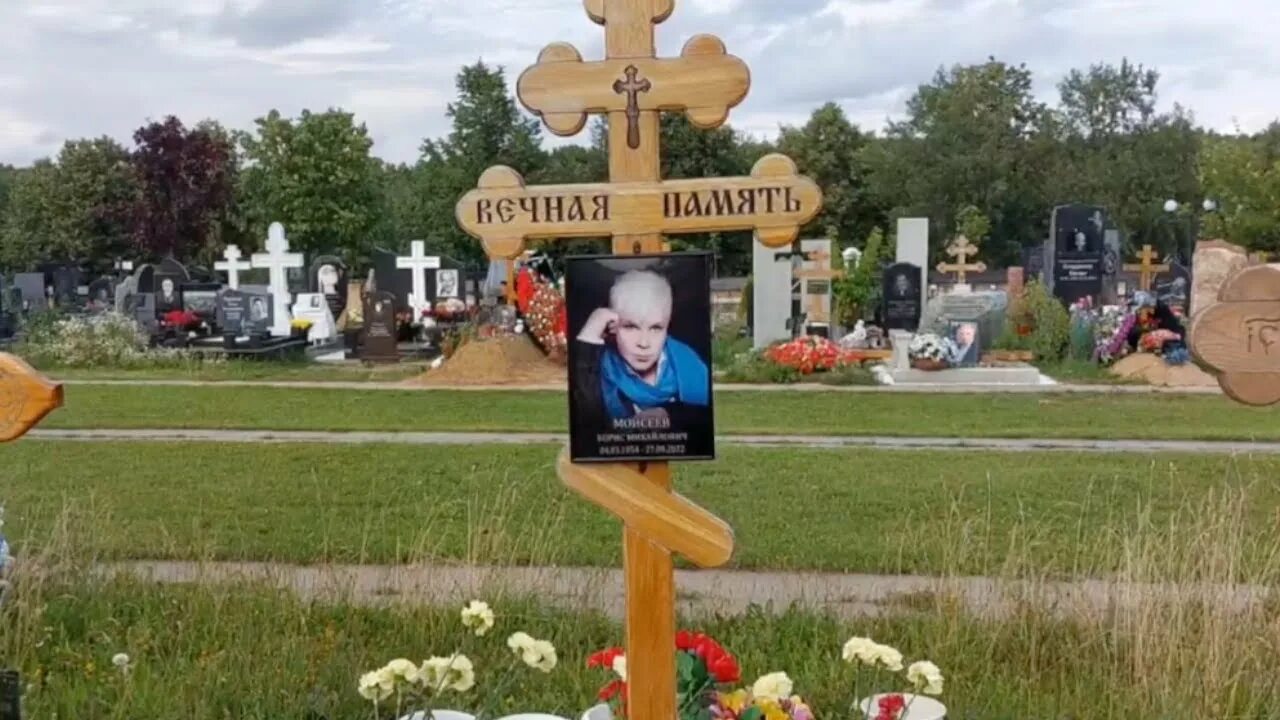 Похороненные на троекуровском кладбище. Надгробие на могилу. Троекуровское кладбище могила шатунова. Памятник дедюшко. Видео троекуровское.