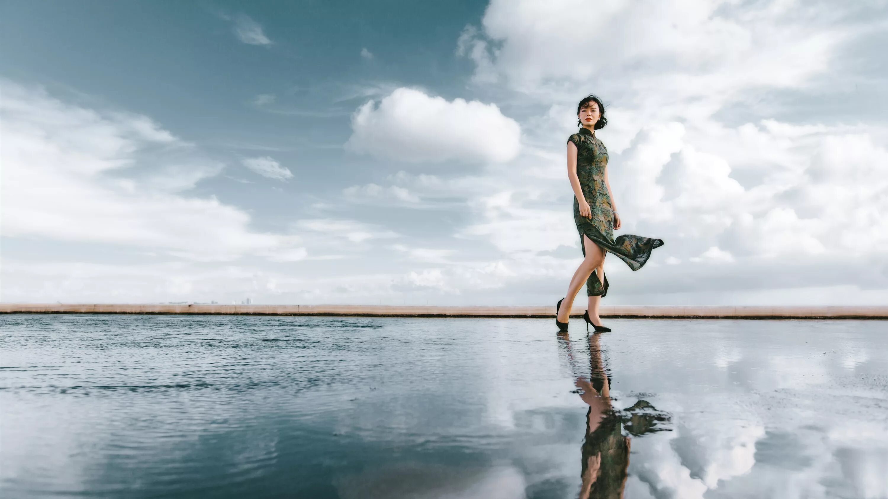 Стек и девушка. Отражение человека в воде. Фотосессия в воде. Женщина вода. Отражение в воде.