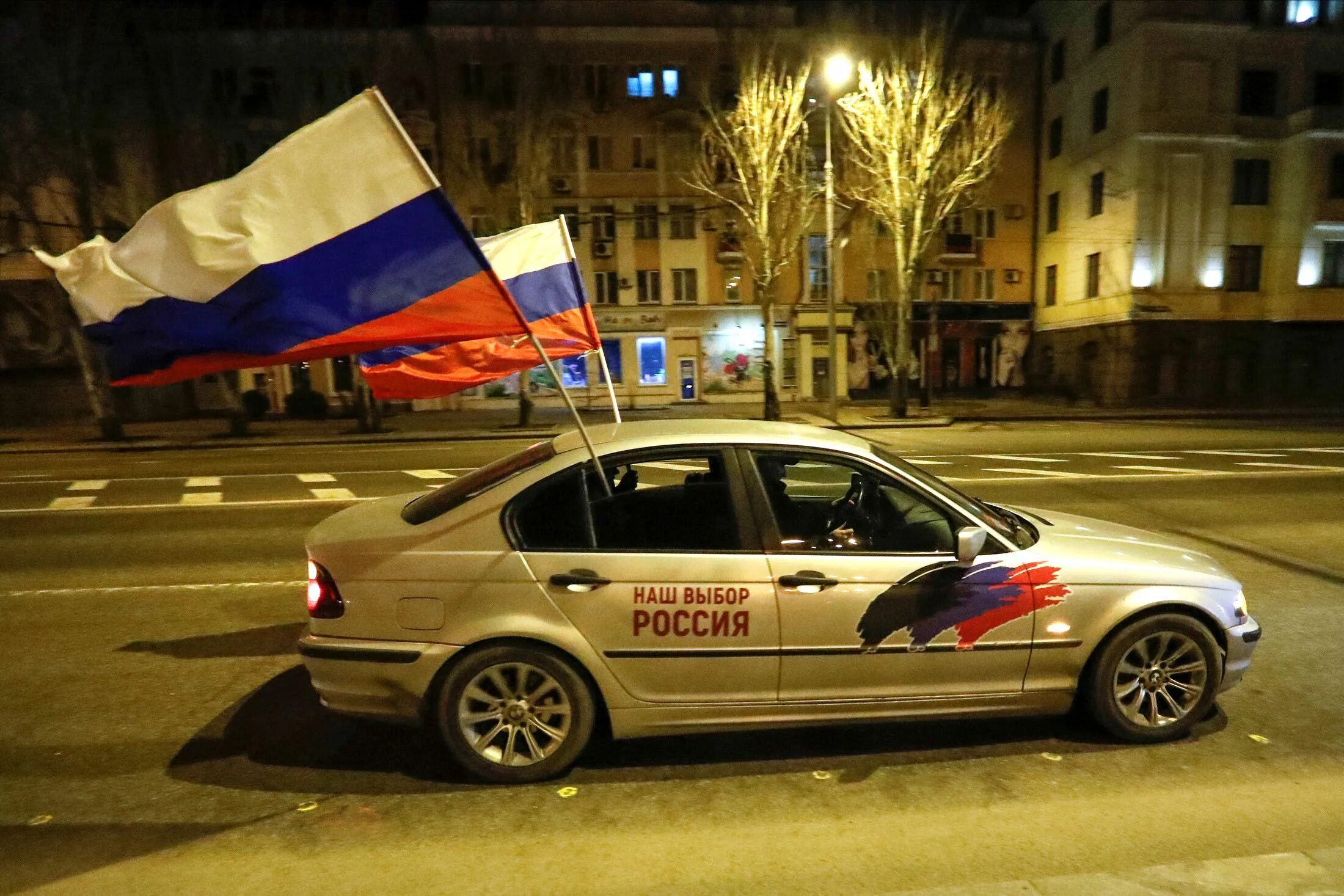 Не признает независимости. ЛНР Россия. Машина с украинским флагом. На Раде российский флаг. Признание ЛНР автопробег.