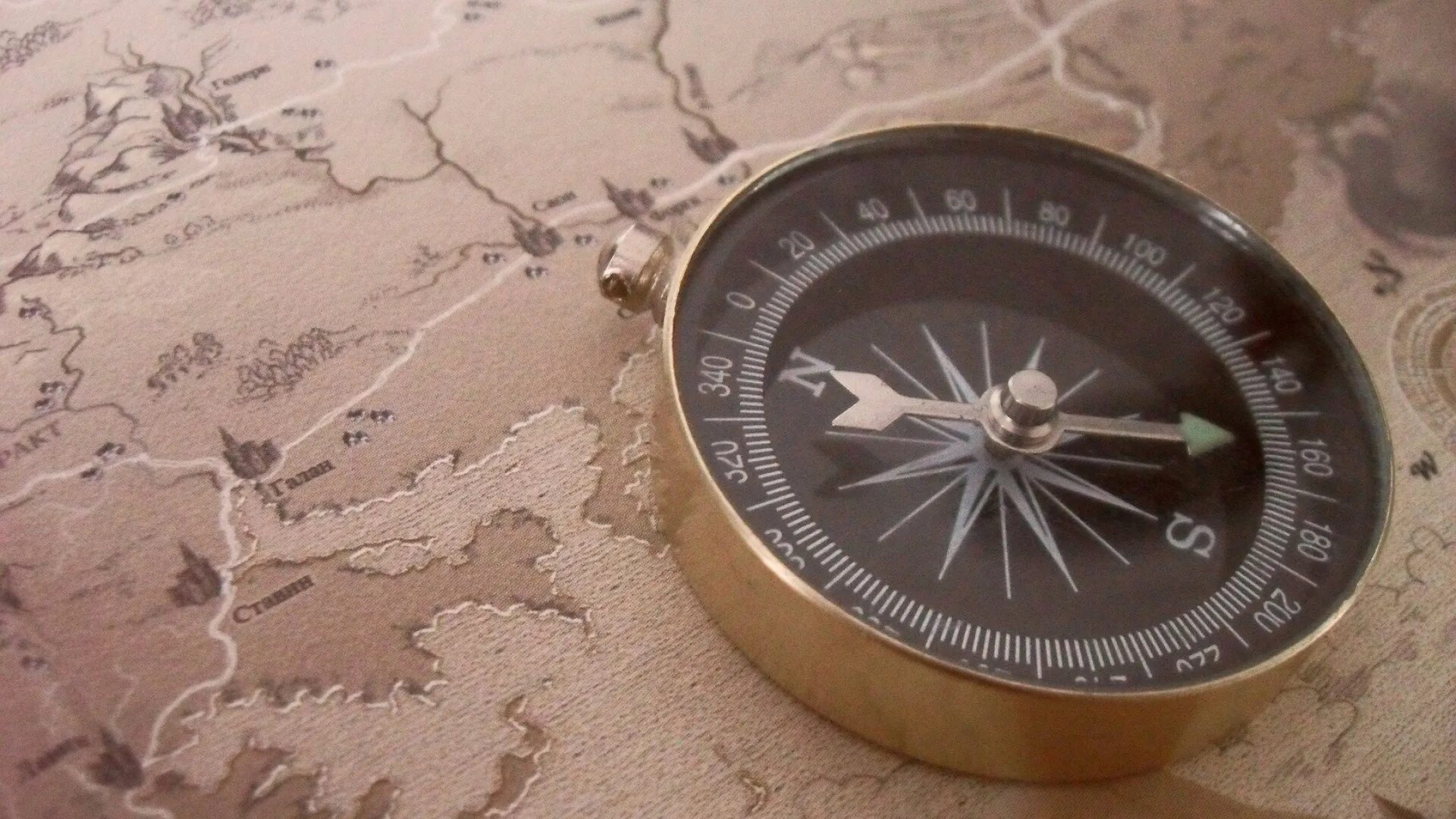 А их компас. Compass p1305. Старинный компас. Компас красивый. Стрелочный компас.