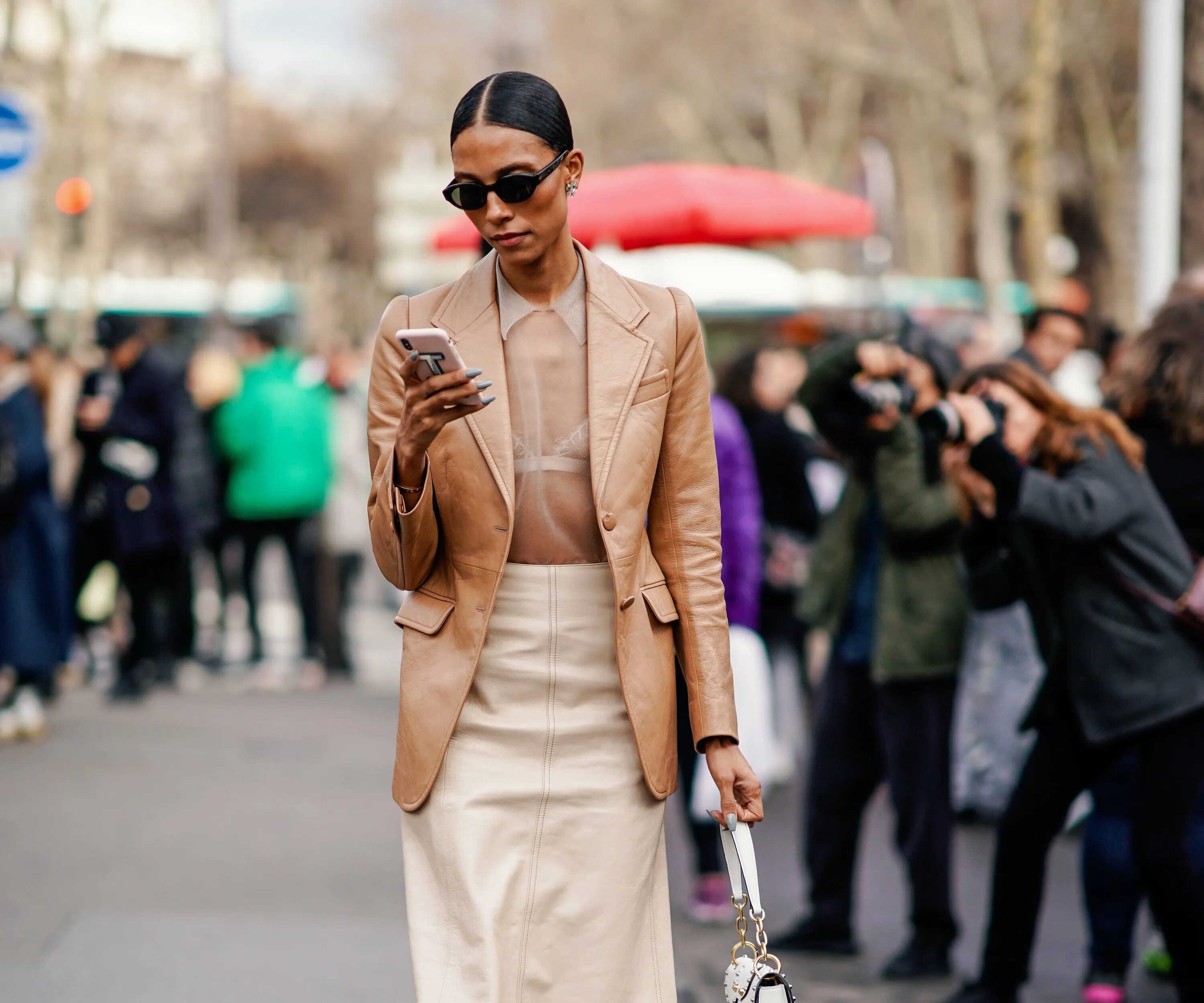 Париж стрит стайл. Лишен стиль. Джинсовая юбка с пиджаком. Модные уличные луки. Лишен стиль.