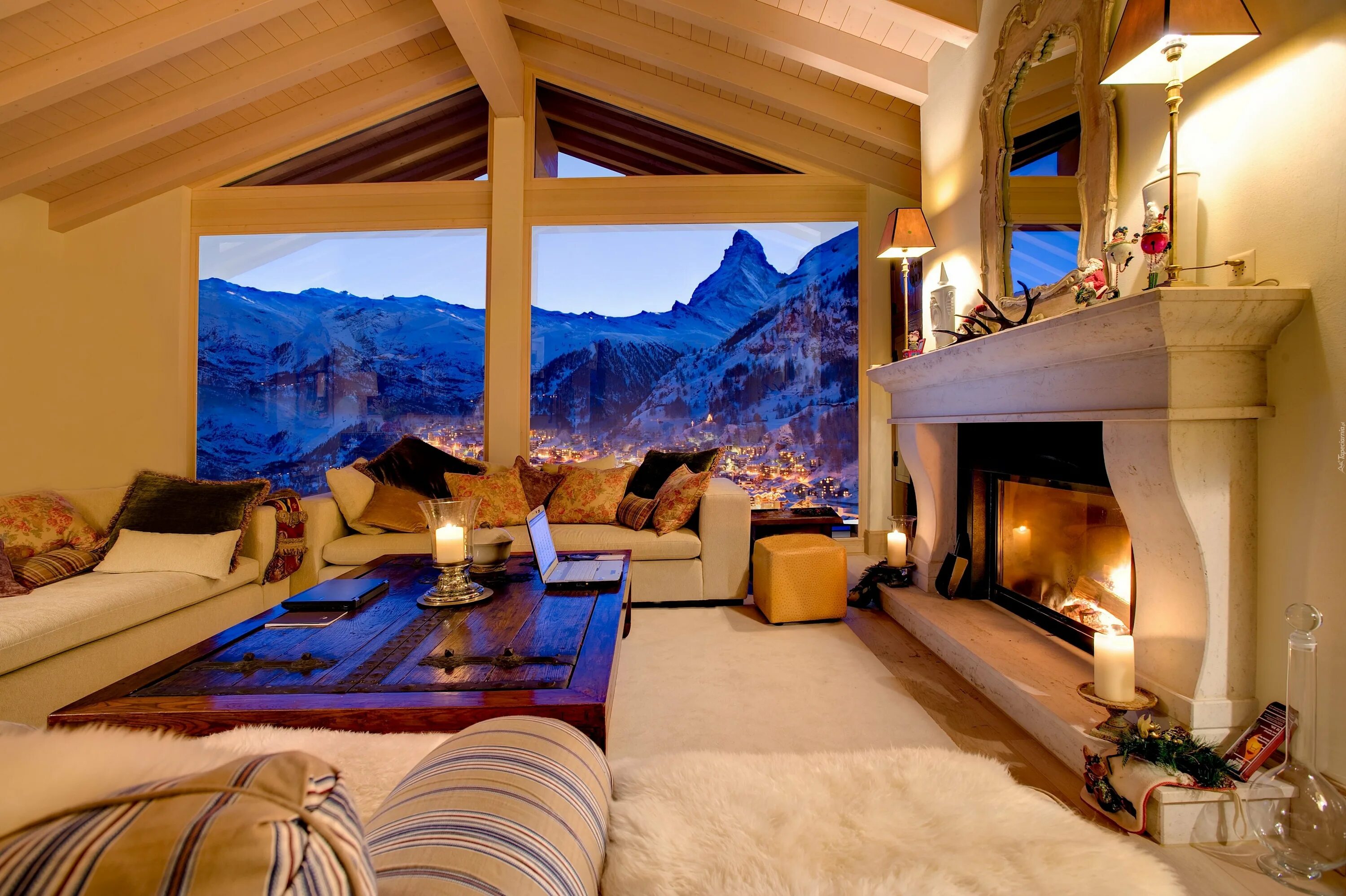 Luxury Chalet Zermatt. Современный дом в горах. Гостиная с камином с видом на море. Красивый модный дом с видом на горы.