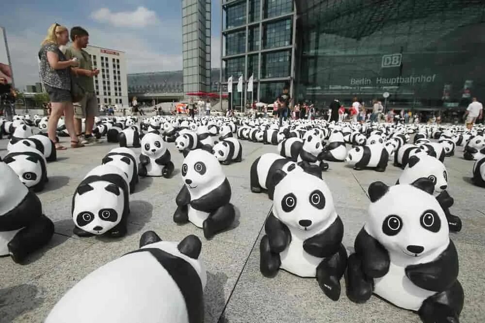 Панда собирает в круг. World Wildlife Fund Панда. Много панд. Много много панд. Много много много много панд.
