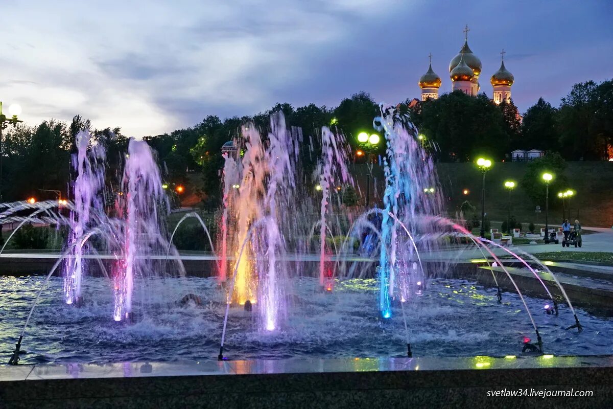 Парк стрелка Ярославль. Ярославль стрелка ночью. Летний Ярославль. Вечерний Ярославль стрелка.