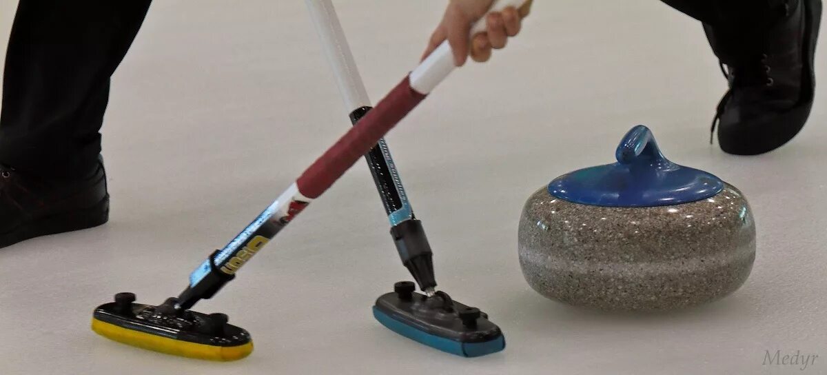 керлинг инвентарь. для чего в керлинге трут лед щетками. ирина колесникова керлинг. для чего в керлинге трут лед щетками. слайдер для керлинга.