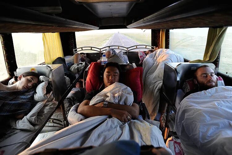Есть ли ехать. Сон в автобусе. Лежачий автобус. Лежачее место. Спит в автобусе.