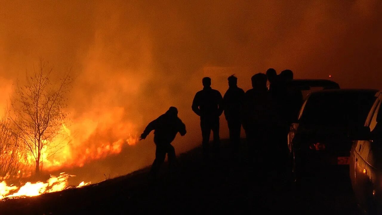 Пожар на заревом. Зарево пожара. Зарево огня. Ночное зарево от пожара. Красное зарево пожара.