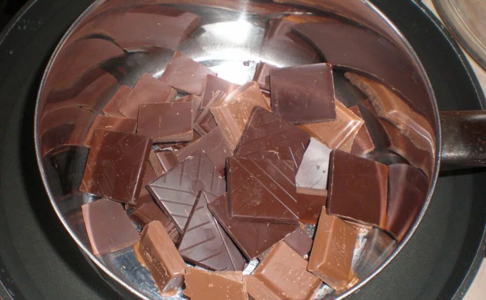 Растопленный шоколад. Растопить шоколад в кастрюле. Растопленный темный шоколад. Молочный шоколад растопленный.