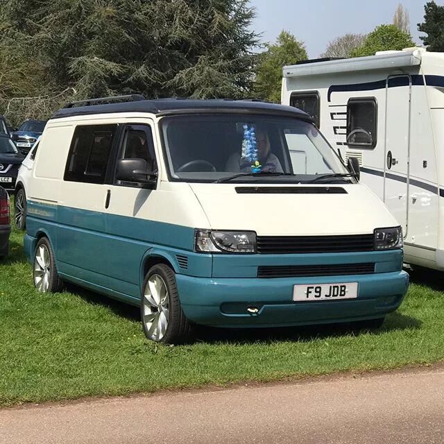 Т4 10. Volkswagen Transporter t4 белый. Фольксваген t4 Транспортер белый. Volkswagen Transporter t4 двухцветный. Фольксваген транспортёр т4 два цвета.