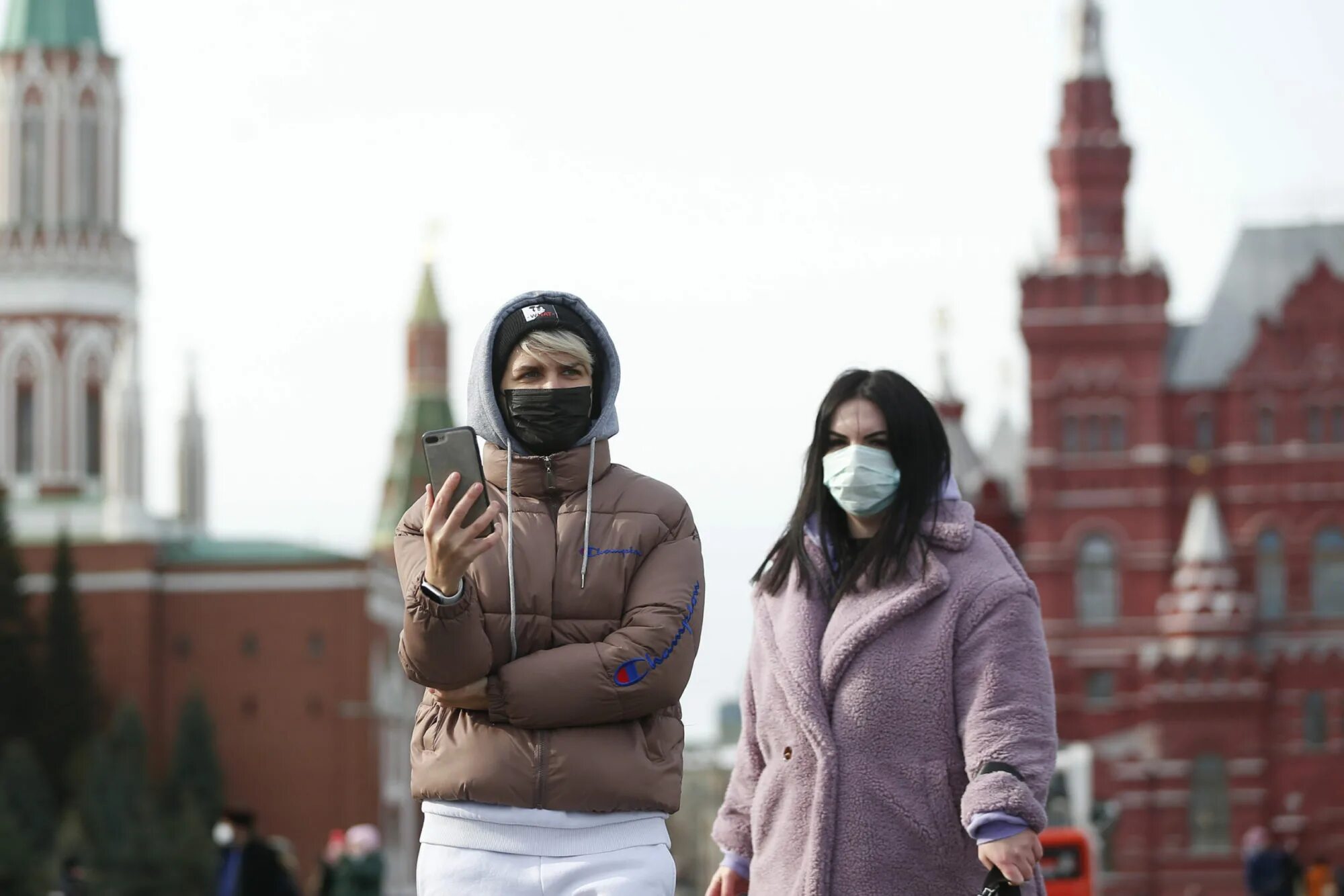 В масках и перчатках на улице. Ношение масок в Москве. Город маска. Ковид Москва маски.